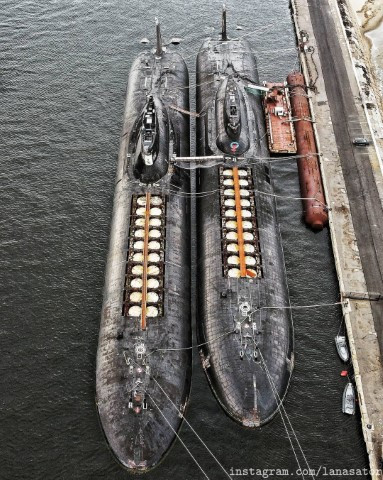 Cả hai tàu ngầm này đều được đóng theo lớp đề án 941 Akula - đề án tàu ngầm từng là nỗi ác mộng với hải quân Mỹ và NATO trong quá khứ, khi mà mỗi tàu có độ giãn nước tối đa khi lặn lên tới 48.000 tấn - tương đương với một tàu sân bay cỡ nhỏ hay 4 chiếc tuần dương hạm hạng nặng.