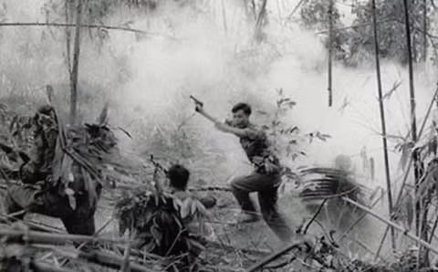 Dưới sự lột tả của Đức Toại, độc giả hiểu được quá trình chiến đấu gan dạ của chiến sĩ Phùng Quang Thanh ở giữa nơi mưa bom bão đạn, cùng với lời hứa mà đồng chí đã dành cho bố "Con sẽ xứng đáng với bố và các đồng chí của bố".