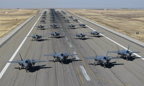 Bản báo cáo được công bố cho thấy, lực lượng không quân Mỹ đang trong tình trạng "quá tải" và phải đối mặt với các vấn đề như không đủ khả năng bảo dưỡng. Tập đoàn RAND đã tìm hiểu xem Không quân Mỹ có đủ khả năng đối phó với bốn tình huống xung đột có thể xảy ra trong tương lai hay không, gồm: Thứ nhất, xảy ra Chiến tranh Lạnh phiên bản mới với Nga hoặc Trung Quốc, kèm theo các xung đột khu vực lớn.