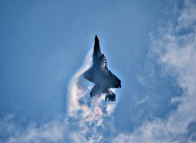 Đặc biệt là về sự thiếu hụt nhân viên kỹ thuật hàng không dẫn đến máy bay xuống cấp; hay thiếu hụt máy bay chiến đấu dẫn đến nhiều phi công không tích lũy đủ giờ bay, kỹ năng tác chiến yếu kém… Bình luận về "bức tranh ảm đạm" của Không quân Mỹ, nhà bình luận quân sự của Thông tấn xã liên bang Nga là ông Yuri Kotenok hoài nghi.