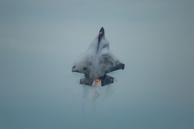 Khoản tiền khổng lồ được chi tiêu cho các lĩnh vực quân sự, cho phép Mỹ đóng vai trò của một viên sen đầm và giữ vị trí độc tôn trên thế giới. Ông Yuri Kotenok cho biết, điều này có thể hiểu theo hai cách, tương ứng với tính chất của hai loại đánh giá là trung thực và thổi phồng.