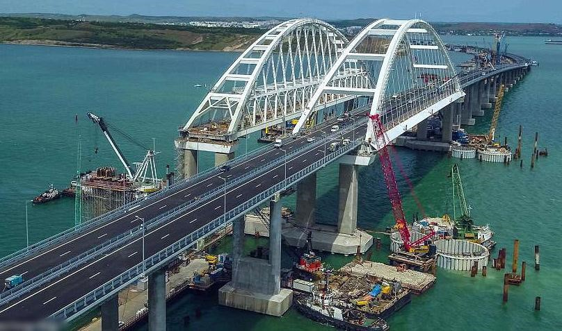 Cây cầu này có ý nghĩa lớn đối với Nga, giúp họ tiếp tế dễ dàng cho bán đảo Crimea sau khi được sáp nhập vào Nga từ Ukraine.