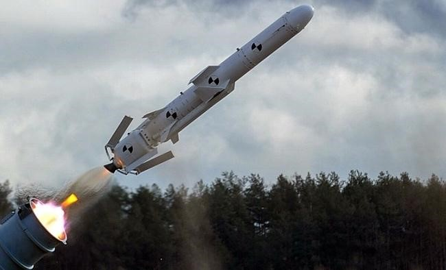 Tên lửa Neptune được trang bị đầu đạn nổ mảnh uy lực để đủ sức phá hủy tàu chiến lớn. Khi tấn công theo kiểu "bầy đàn" thì ngay cả tàu sân bay cũng bị chúng phá hủy.