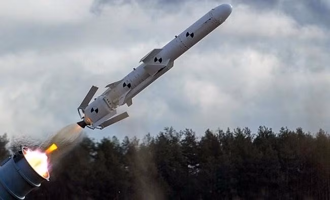 Tên lửa Neptune được trang bị đầu đạn nổ mảnh uy lực để đủ sức phá hủy tàu chiến lớn. Khi tấn công theo kiểu "bầy đàn" thì ngay cả tàu sân bay cũng bị chúng phá hủy.