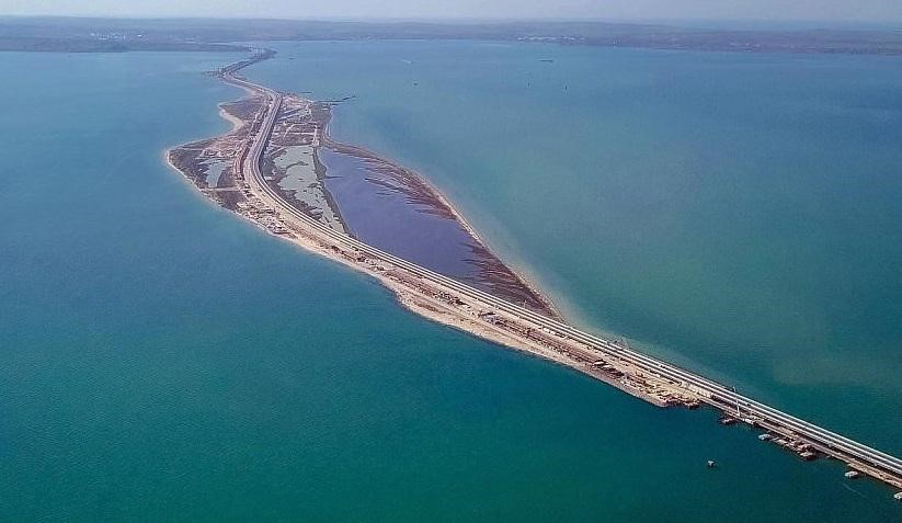 Cầu Crimea bắc qua Eo biển Kerch nối bán đảo Crimea với đất liền Nga là một công trình vĩ đại lịch sử được Tổng thống Putin ra lệnh xây dựng.