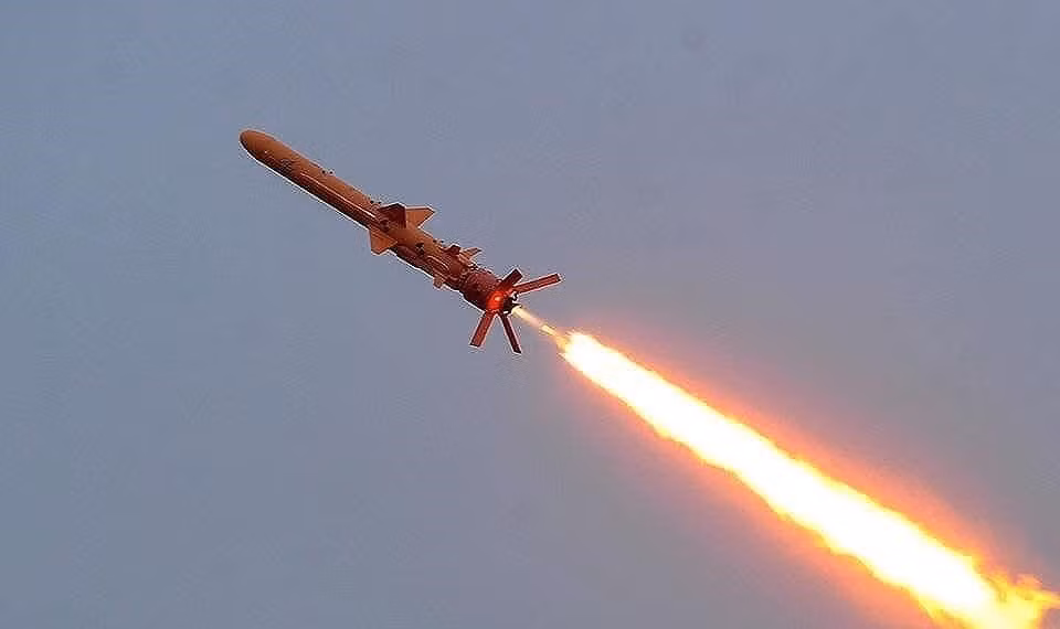 Chúng mang theo đầu đạn được nhồi thuốc nổ cực mạnh nặng 145kg. Tên lửa được trang bị động cơ tuốc bin khí cho vận tốc tối đa Mach 0,8.