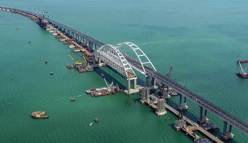 Cây cầu dài tới 19 km này được khánh thành vào tháng 5/2018 và có khả năng phục vụ 40.000 ô tô mỗi ngày.