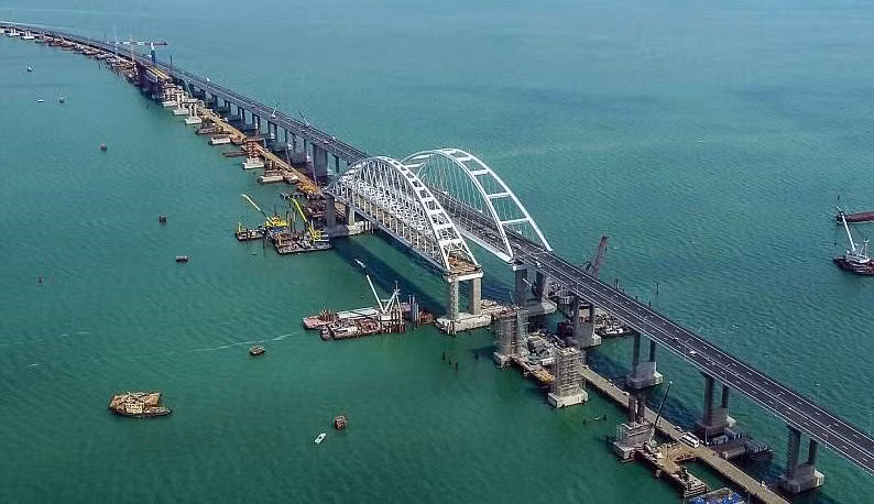 Cây cầu dài tới 19 km này được khánh thành vào tháng 5/2018 và có khả năng phục vụ 40.000 ô tô mỗi ngày.