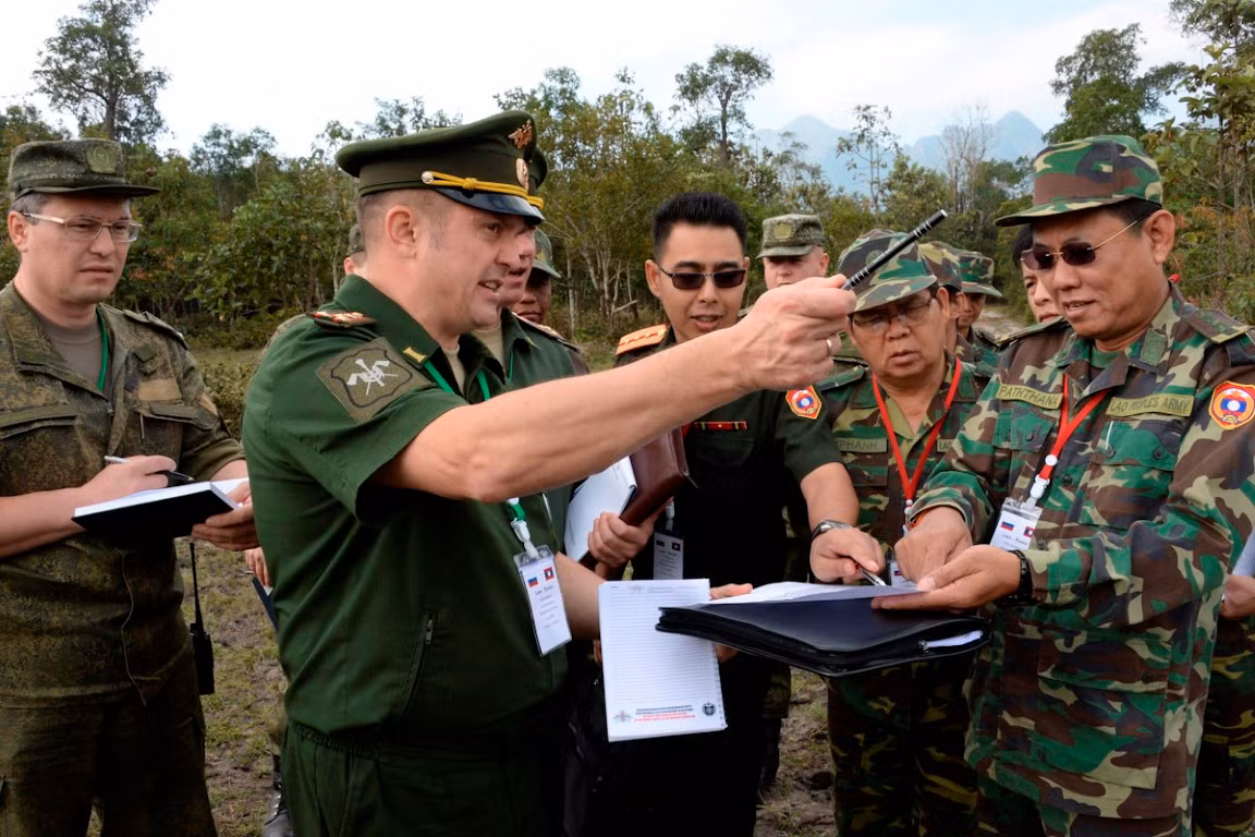 Các công tác rà phá bom mìn ở Lào, mới chỉ chính thức được bắt đầu từ năm 1994. MAG đánh giá rằng, quốc gia nhỏ bé ở khu vực Đông Nam Á này, có tới 2000 cây số vuông, bị ô nhiễm bom mìn nghiêm trọng. Diện tích này lớn hơn cả thủ đô London của Anh.