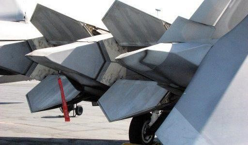 Động tác lật cánh, đảo mình, để hạ độ cao tránh tên lửa cũng được F-22 Raptor thực hiện khá nhuần nhuyễn.