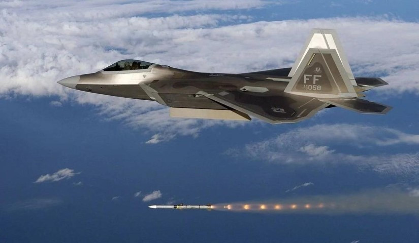 Mỹ đang duy trì phi đội 187 chiếc F-22 Raptor, trị giá mỗi chiếc vào khoảng 300 triệu USD. Mỹ đã dừng sản xuất loại máy bay này vào năm 2011. Hiện nay không ít nghĩ sĩ nước này kêu gọi tái sản xuất loại chiến đấu cơ này để nâng cao sức mạnh không quân.