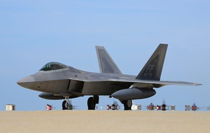 Thậm chí có nhà phân tích cho rằng, nếu động cơ của một chiếc chiến đấu cơ F-22 Raptor bị hỏng hóc và chiếc tiêm kích này phải hạ cánh khẩn cấp ở đường quốc lộ nào đó, thì chỉ việc kéo nó tới một cây xăng hay ghé tạm vào một gara sửa xe là có thể tìm thấy dụng cụ tháo lắp động cơ.