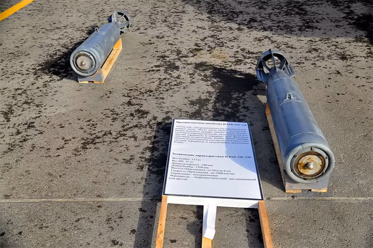 Thực tế, PLAB-250-120 có thể không đủ sức mạnh để nhấn chìm tàu ngầm đối phương chỉ bằng một lần tấn công. Tuy nhiên loại vũ khí này có thể khiến tàu ngầm địch bị hư hỏng nặng, buộc chúng phải rút lui hoặc nổi lên bờ đầu hàng.