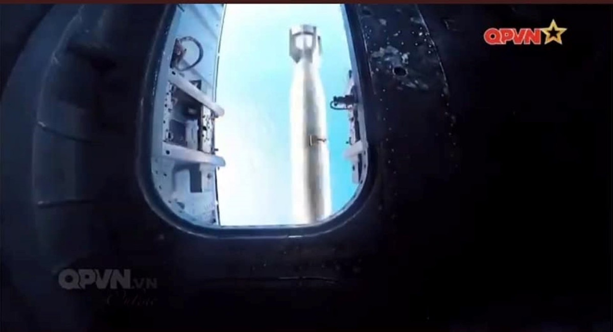 Một trong những loại vũ khí thường được các trực thăng săn ngầm Ka-28 Việt Nam trang bị, đó là bom săn ngầm PLAB-250-120. Đây là loại bom săn ngầm do Liên Xô phát triển, có trọng lượng tổng cộng 123 kg.