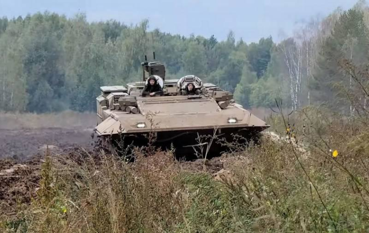 Theo những nguồn tin mở, xe chiến đấu bộ binh hạng nặng T-15 Armata nguyên bản được trang bị động cơ diesel đa nhiên liệu thế hệ mới, công suất 1.500 mã lực.