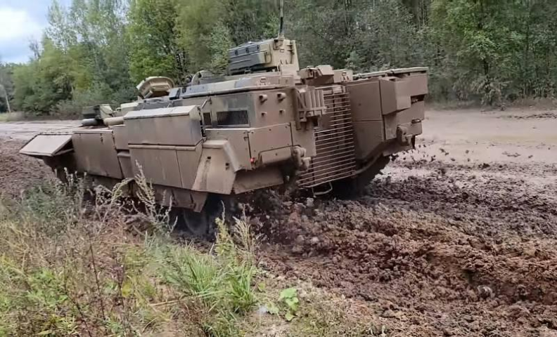 Chiến xa bộ binh này cũng được trang bị hộp số tự động cơ học và có khối lượng khoảng 55 tấn, khiến nó trở thành phương tiện chiến đấu nặng nhất trong Quân đội Nga. T-15 Armata có tốc độ tối đa 65 - 70 km/h và tầm hoạt động 550 km.