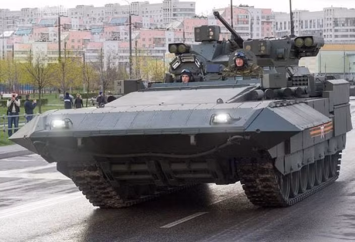 Hiện tại quyết định đưa xe chiến đấu bộ binh T-15 Armata vào thành phần tác chiến của Quân đội Nga vẫn chưa được thông qua, nó vẫn cần phải trải qua nhiều cuộc thử nghiệm khác, nhất là chưa thống nhất được về cấu hình vũ khí.