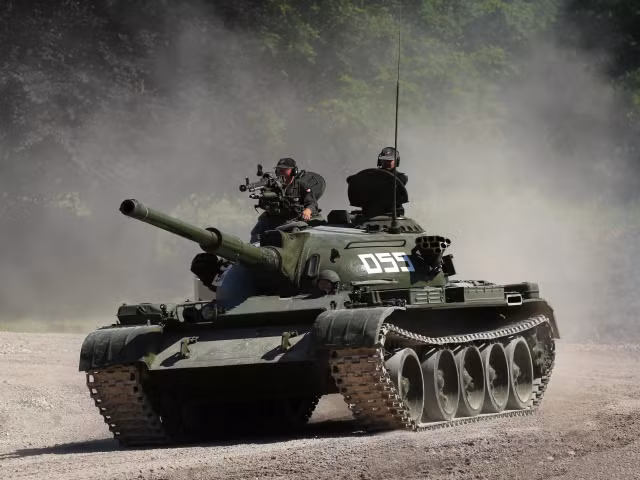 Điểm nổi bật của loại xe tăng này chỉ đến từ trọng lượng rất nhẹ nhàng, khoảng 37 tấn, cho phép nó tác chiến trong nhiều địa hình phức tạp, không đòi hỏi quá lớn về hệ thống cầu đường khi hành quân.