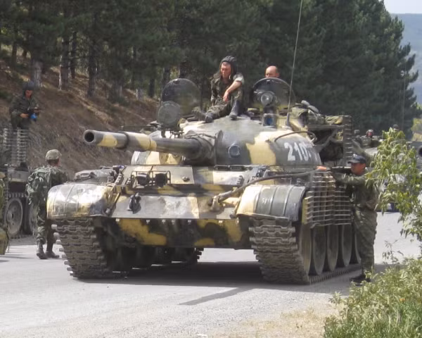 Theo nhiều nguồn tin, các xe tăng T-62 sẽ tiếp tục phục vụ quân đội Nga trong thời gian từ nay tới tận năm 2030, trước khi được nghỉ hưu hoàn toàn.