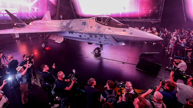 Ngay sau khi chiến đấu cơ Su-75 Chiếu Tướng của Nga được giới thiệu tại MAKS-2021 tại Nga, truyền thông quốc tế đã hướng gần như toàn bộ sự quan tâm vào chiến đấu cơ này.