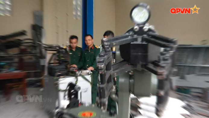 Phần tay máy có cấu tạo rất phức tạp, bao gồm nhiều chi tiết chuyển động rất nhỏ để đảm bảo được khả năng cơ động cao.