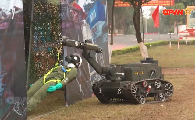 Với việc được trang bị loại robot này, lực lượng phòng hóa có thể tiếp cận vào nhiều khu vực có độ nguy hiểm cao mà vẫn đảm bảo an toàn được cho chiến sĩ. Nguồn ảnh: QPVN.