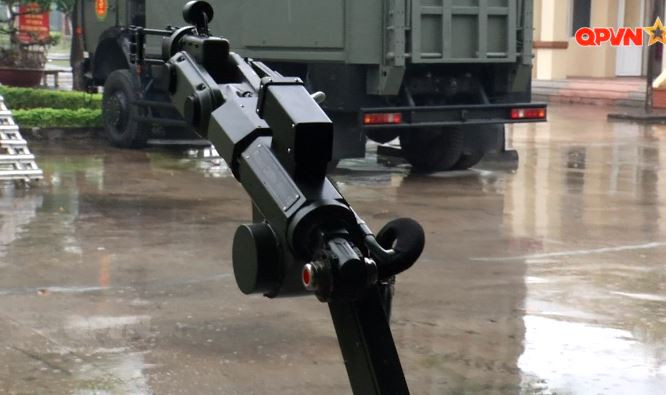 Cận cảnh phần tay máy của robot RBH-18, ngay phía trên phần tay máy là một camera truyền hình ảnh trực tiếp.