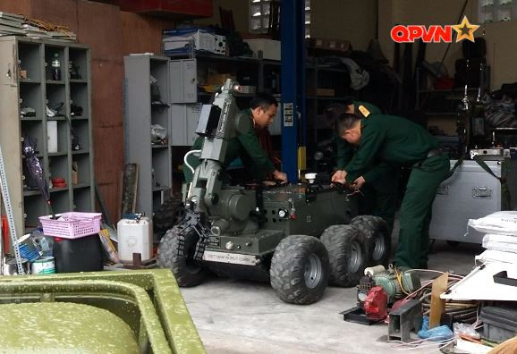 Toàn cảnh robot tự hành RBH-18 do Viện khoa học - môi trường Quân sự thuộc bộ tư lệnh Hóa học tự nghiên cứu, hoàn thiện.