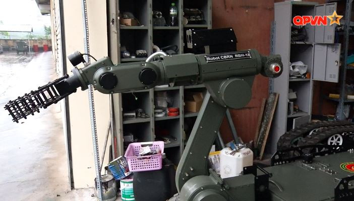 Cơ cấu tay máy được thiết kế đủ khỏe để kéo người bị hại ra khỏi khu vực nguy hiểm.