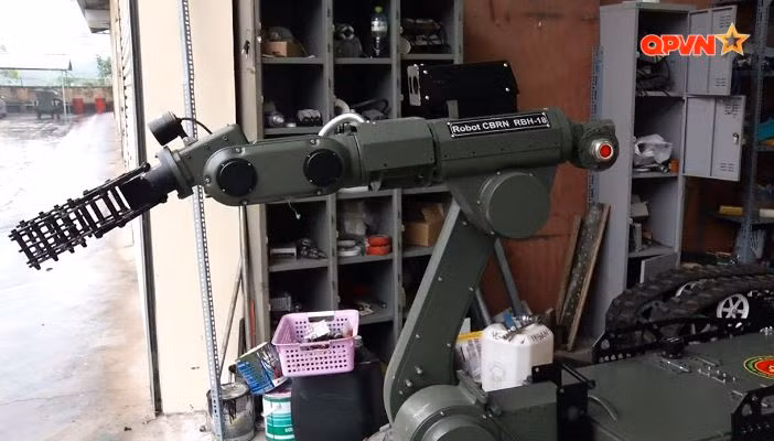 Cơ cấu tay máy được thiết kế đủ khỏe để kéo người bị hại ra khỏi khu vực nguy hiểm.