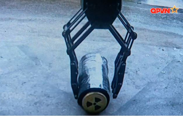 Không những có thể hoạt động được trong khu vực nhiễm xạ cao, phần tay máy còn có khả năng nâng, gắp vật nặng, thậm chí kéo người bị nạn ra khỏi khu vực nguy hiểm.