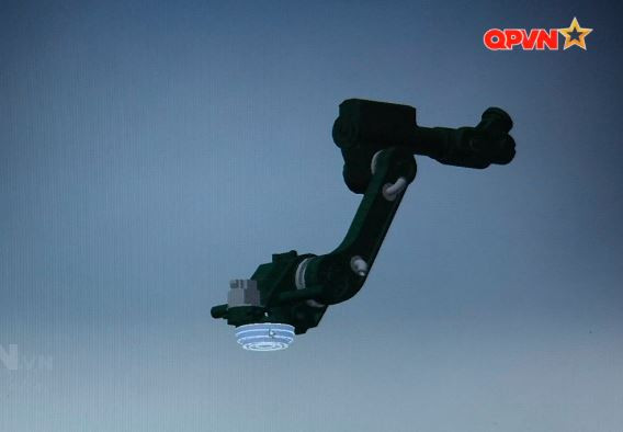 Phần tay máy được các kỹ sư của Viện khoa học - môi trường Quân sự thuộc bộ tư lệnh Hóa học thiết kế để có khả năng cơ động cao nhất có thể.