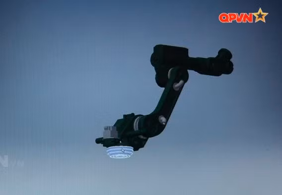 Phần tay máy được các kỹ sư của Viện khoa học - môi trường Quân sự thuộc bộ tư lệnh Hóa học thiết kế để có khả năng cơ động cao nhất có thể.