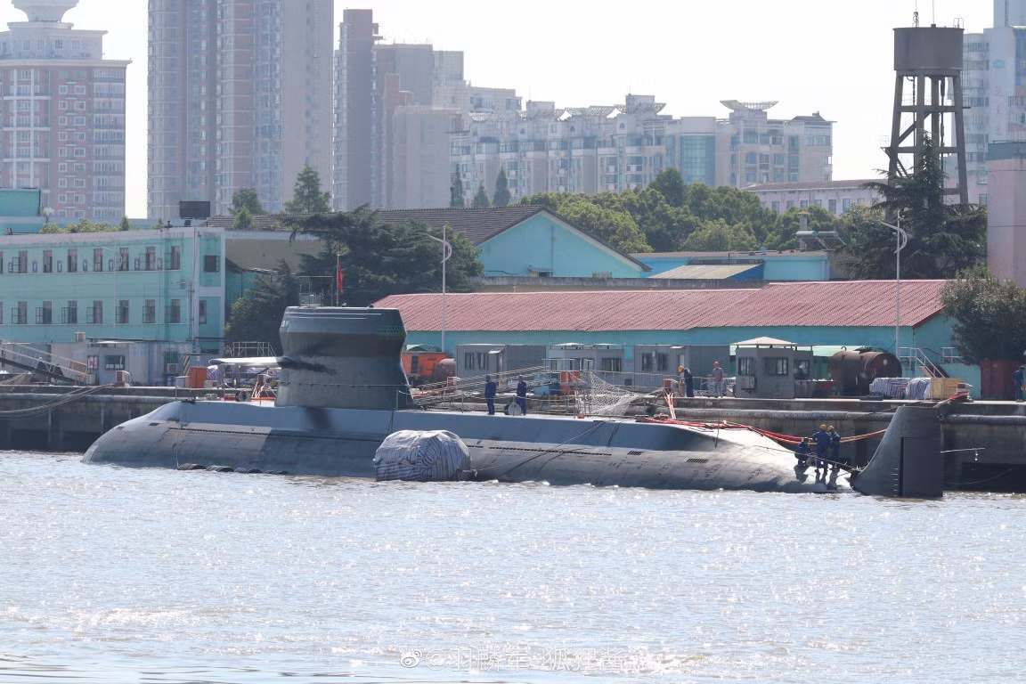 Thiết kế tháp chỉ huy độc nhất vô nhị của tàu ngầm điện - diesel Type 039C, được cho là sẽ tăng khả năng khí động học, cho phép tàu ngầm lặn với tốc độ cao hơn bình thường.