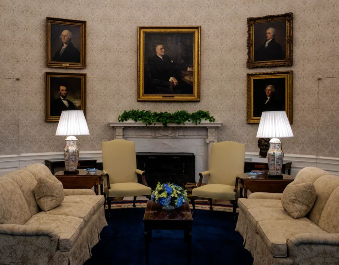 Tranh chân dung Tổng thống Franklin D. Roosevelt được đặt ở giữa mảng tường phía trước bàn làm việc. Đây là một ẩn dụ tương đối dễ nhận ra vì ông Roosevelt là người đã lèo lái nước Mỹ qua nhiều biến động lớn, từ cuộc Đại Khủng hoảng đến Thế chiến II. Tổng thống Joe Biden giờ đây cũng đang đối mặt với tình trạng suy thoái kinh tế nghiêm trọng vì đại dịch tại Mỹ. Ảnh: Washington Post.