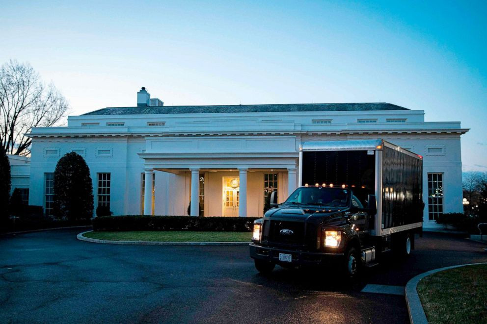 Việc trang trí lại Phòng Bầu dục chỉ bắt đầu vào bình minh ngày 20/1 khi ông Trump chuẩn bị rời đi, và phải hoàn thành trước khi ông Biden trở về từ lễ nhậm chức. Trong ảnh, xe chở đồ đậu bên ngoài Cánh Tây của Nhà Trắng sáng sớm 20/1. Ảnh: AFP/Getty.