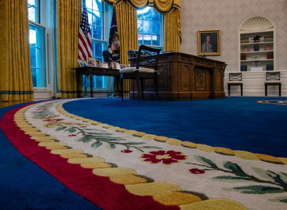 Tranh chân dung Benjamin Franklin (góc phải phía trên) - chính trị gia đồng thời là nhà khoa học, nhà phát minh nổi tiếng - thể hiện sự quan tâm của ông Biden đối với khoa học. Bức tranh được treo bên cạnh một khối đá Mặt Trăng trên kệ sách, nhắc nhở người Mỹ về tham vọng và thành tựu của các thế hệ trước. Ảnh: Washington Post.