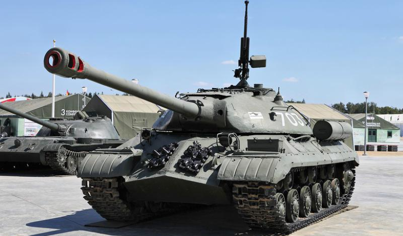 Xe tăng IS-3 hình thành từ tháng 10/1944, mẫu thiết kế mang tên “Đề án 703” được trình lên Tướng Zhukov và Vasilevski, sau đó được Nguyên soái Stalin chấp nhận để trang bị với tên gọi IS-3.