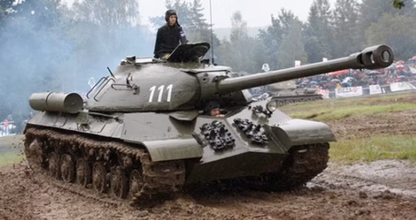 Ở Ai Cập, IS-3 tham chiến với quân Israel, nhiều chiếc bị Israel thu được đã được nước này thay động cơ nguyên bản bằng động cơ xe tăng chủ lực T-54 để tiếp tục tác chiến.