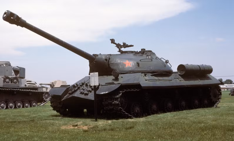 Ngày nay vẫn còn một vài chiếc IS-3 nguyên bản trong đó có một chiếc vẫn được lưu giữ tại bảo tàng xe tăng Kubinka, Moscow (Nga).