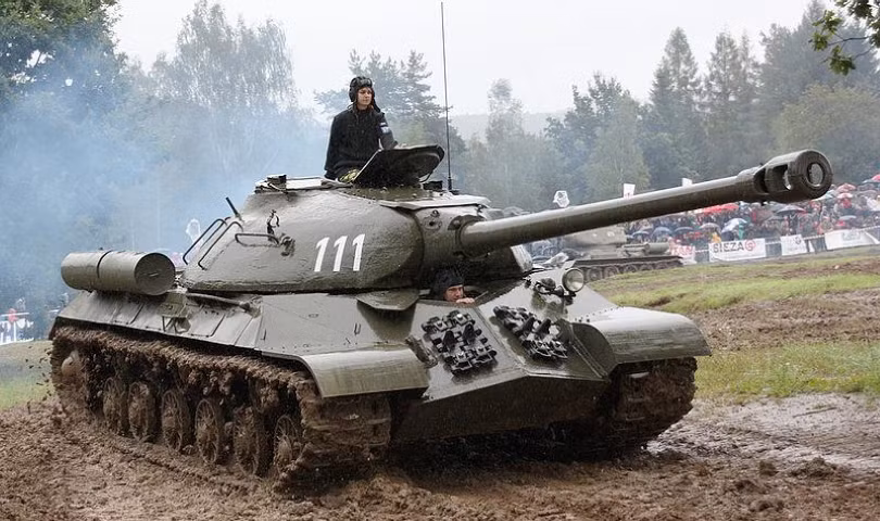 IS-3 phục vụ trong quân đội Liên Xô cho đến cuối thập niên 1950, những chương trình hiện đại hóa liên tục được mang ra để giữ IS-3 có thể đảm nhiệm trên chiến trường chiến tranh Lạnh.