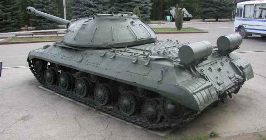 IS-3 mặc dù vậy vẫn có nhiều khiếm khuyết từ lúc mới sản xuất, như động cơ và hộp số không đáng tin cậy, nên sau đó nó đã liên tục được nâng cấp với việc hoàn thiện động cơ và hệ thống truyền động, bánh chịu lực và hệ thống liên lạc được thay mới, kết quả là xe nặng tới 48,8 tấn.