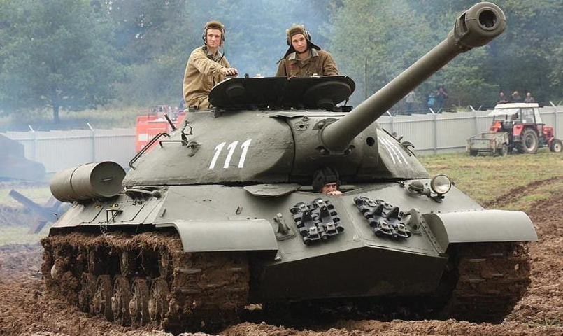 Pháo chính bán tự động D-25T cỡ nòng 122mm, với cơ số đạn dự trữ 28 viên trong đó có 18 viên đạn pháo nổ mảnh và 8 viên đạn xuyên giáp.