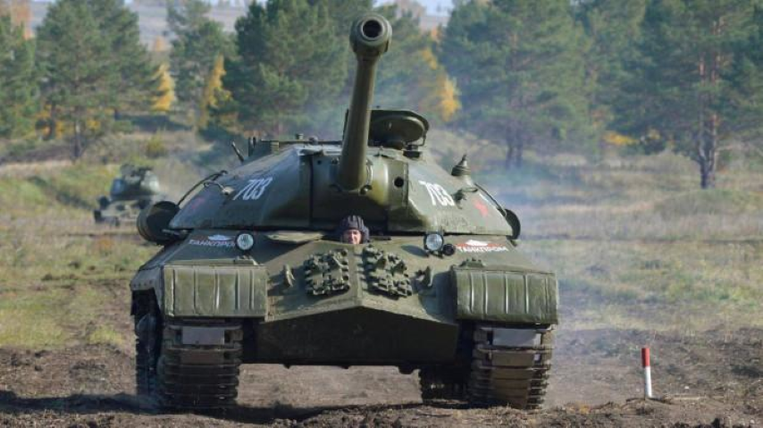 “Năm 1956, đơn vị của tôi được ra lệnh tham gia hoạt động chống bạo loạn tại Hungary. Thời điểm đó đơn vị của tôi đóng tại Romania, cách đó chừng 350km, trung đoàn IS-3 của tôi được lệnh di chuyển nhanh nhất có thể đến Budapest", Dmitri Rotar cho biết.