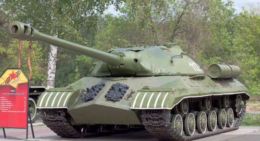 Súng máy phòng không cỡ nòng 12,7mm và cho súng máy đồng trục 7,62mm. Bị coi là "con quái vật nặng nề" với trọng lượng lên tới 46 tấn, nhưng nhờ trang bị động cơ công suất 600 mã lực IS-3 vẫn có khả năng cơ động ở tốc độ tối đa lên tới 40 km/h.