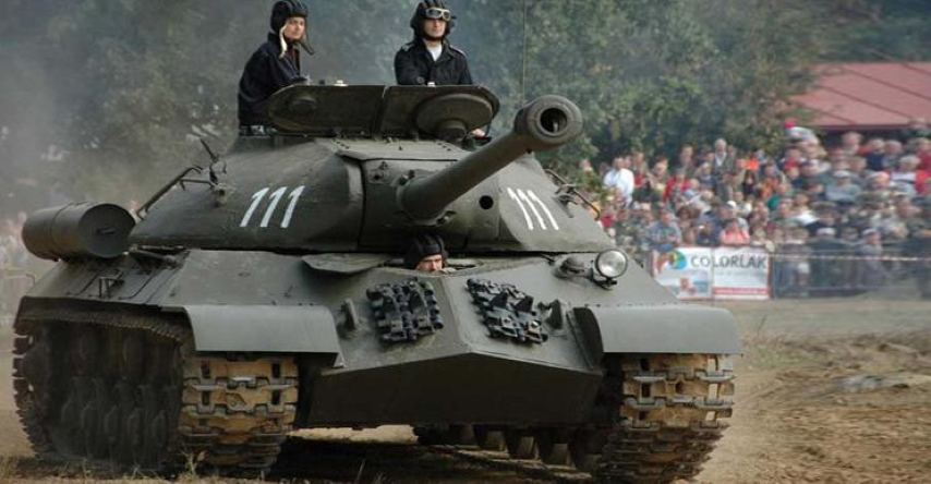 "Quái vật" IS-3 dần đưa vào lực lượng huấn luyện rồi mang vào kho trước khi chuyển vào đích đến cuối cùng của nó là bảo tàng. Ngoài Liên Xô, IS-3 được xuất khẩu sang Ba Lan, Trung Quốc và một số quốc gia Trung Đông khác.