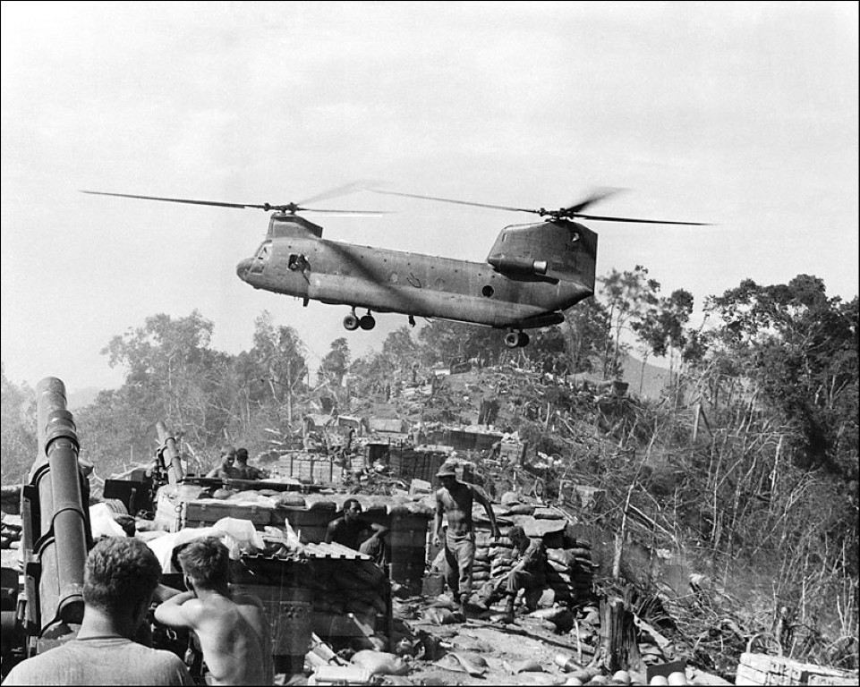 Nhiệm vụ chính của CH-47 lúc này ở Chiến trường Việt Nam, đó là vận chuyển pháo tới trận địa. Do địa hình của nước ta rất khó khăn, bị chia cắt mạnh đặc biệt là trong mùa mưa, nên vận tải bằng đường không là hiệu quả nhất.
