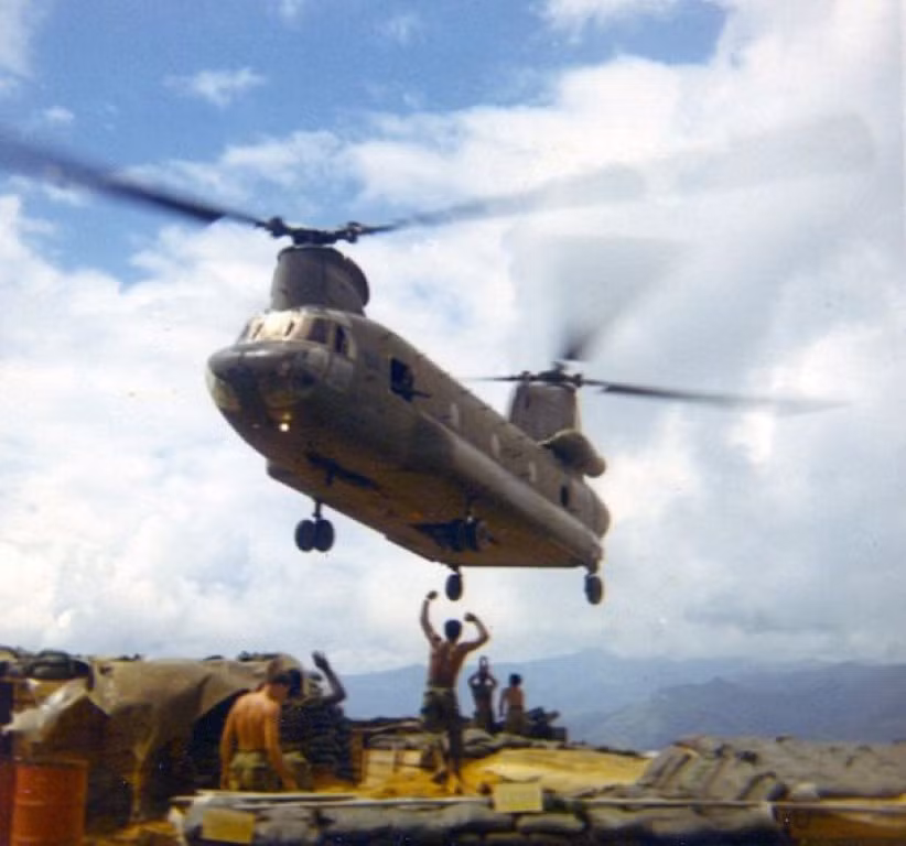 Ngoài ra, loại trực thăng vận tải CH-47 này cũng được Mỹ sử dụng nhiều cho các nhiệm vụ hậu cần, khi nó có thể mang theo lượng hàng hóa lớn, tới các căn cứ quân sự nằm ở vùng hẻo lánh.