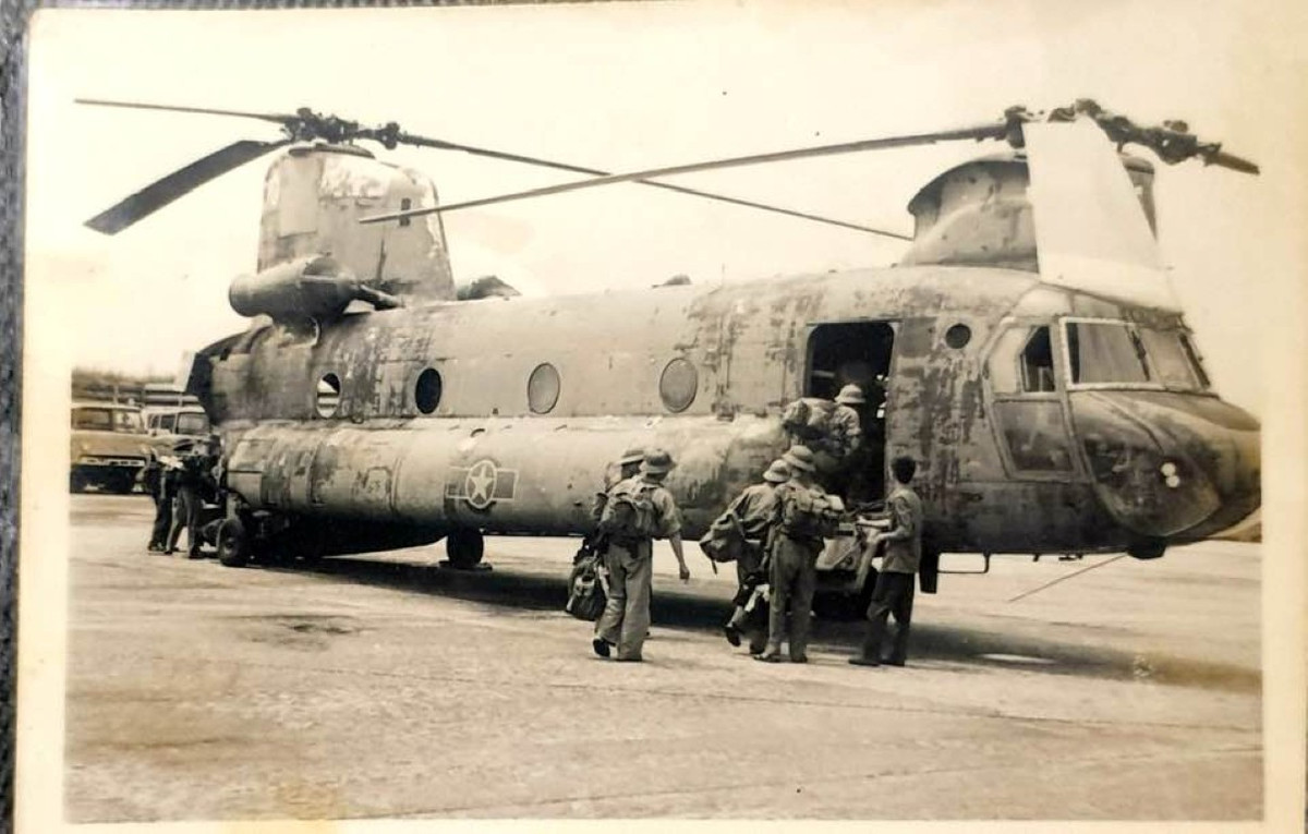 Tuy nhiên do thiếu linh kiện thay thế, tới nửa cuối của thập niên 80, toàn bộ dàn trực thăng CH-47 chiến lợi phẩm của Việt Nam, cũng dần bị loại biên do hết tuổi bay. Tới thời điểm hiện tại, CH-47 chỉ còn tồn tại trong các bảo tàng ở Việt Nam. Nguồn ảnh: Ninh Hữu Cảnh/Pinterest.