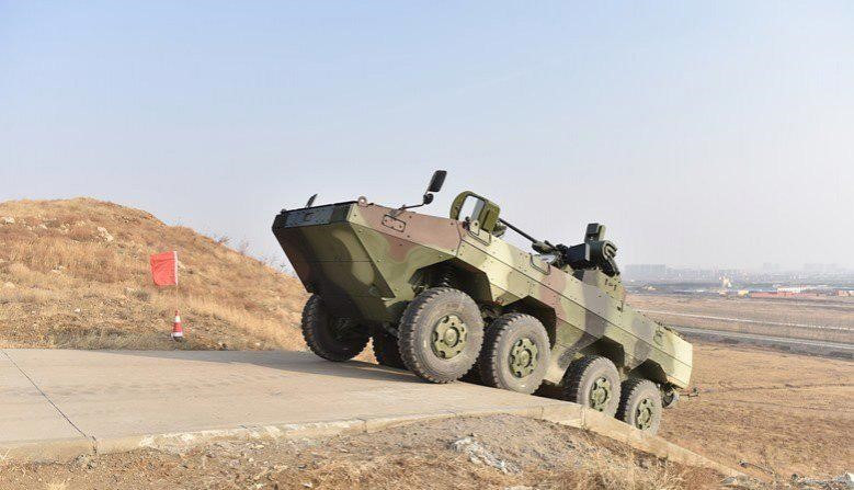 ZBL-8 có tốc độ tối đa trên đường cao tốc là 100 km/h, vận tốc khi bơi 8 km/h thông qua hai động cơ đẩy phản lực nước.